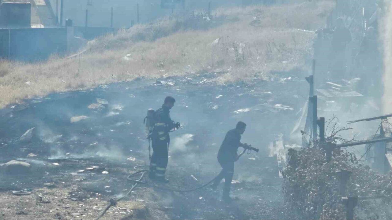 Şırnak'ın Yeni Mahalle'sinde bir boş arazideki odun ve lastikler yanarak