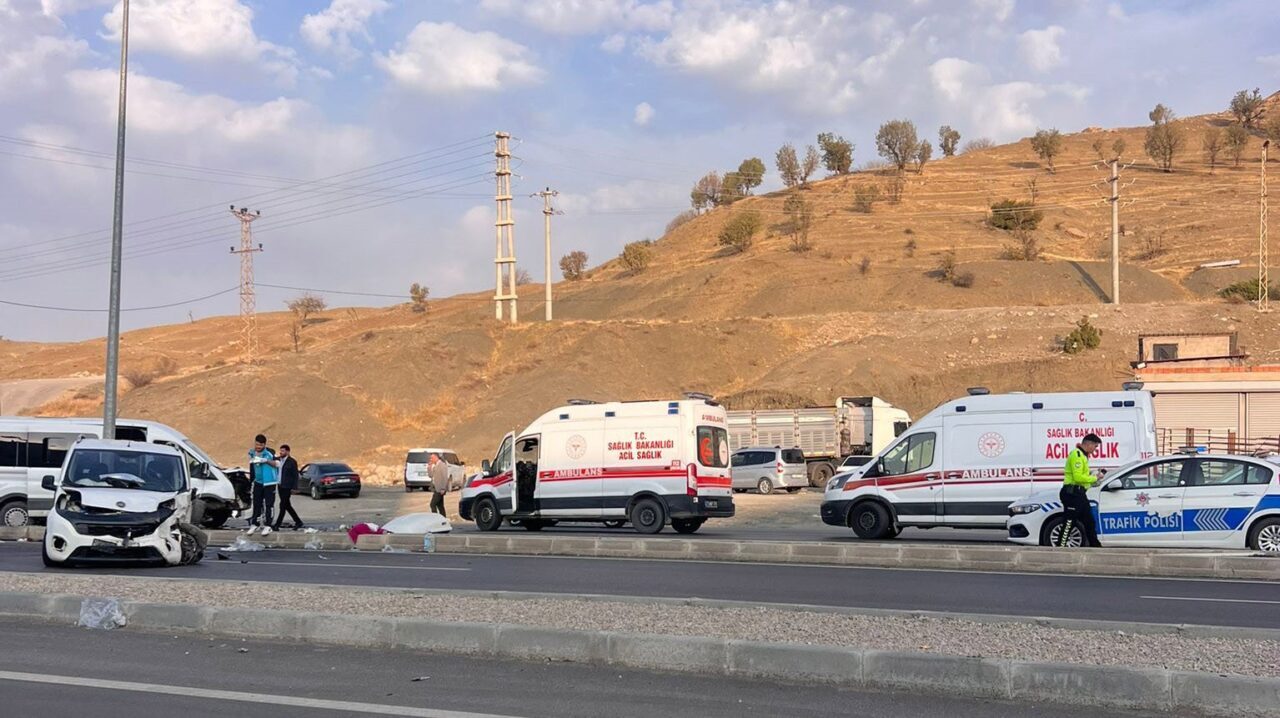 Şırnak'ta özel eğitim merkezine ait minibüs ile hafif ticari aracın