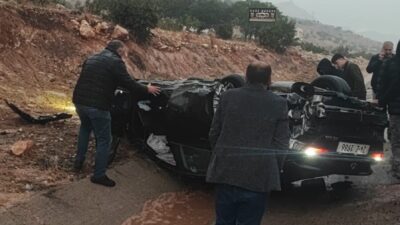 Şırnak-Cizre karayolunda, kaygan zemin nedeniyle bir otomobil takla attı. Kazada