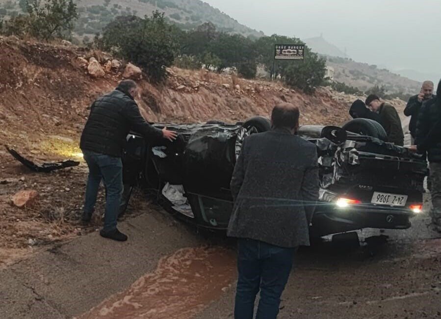 Şırnak-Cizre Karayolunda Otomobilin Takla Attığı Kazada İki Kişi Yaralandı Şırnak-Cizre karayolunda, kaygan zemin nedeniyle bir otomobil takla attı. Kazada