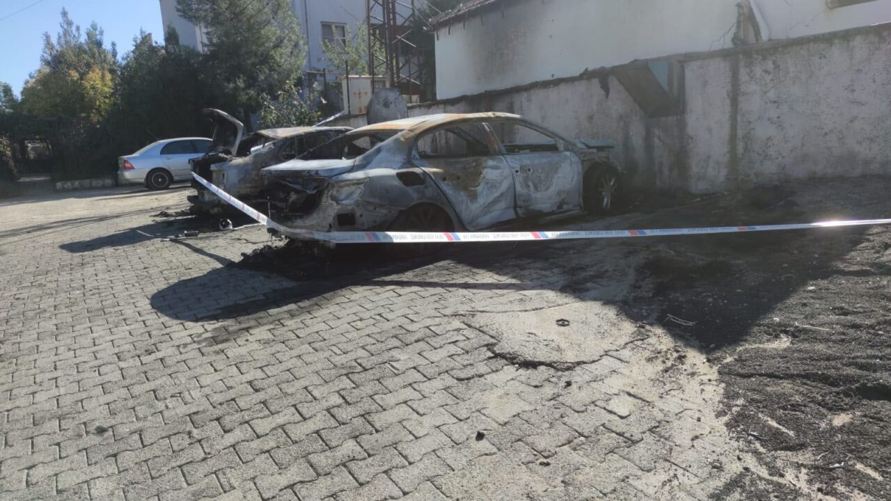 Şırnak'ın Kumçatı beldesinde park halindeki iki araçta gece yarısı bilinmeyen