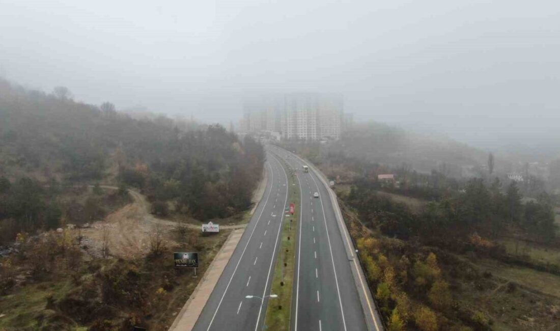 Kastamonu’da sabah saatlerinde başlayan yoğun sis, şehirlerarası yollarda görüş mesafesini