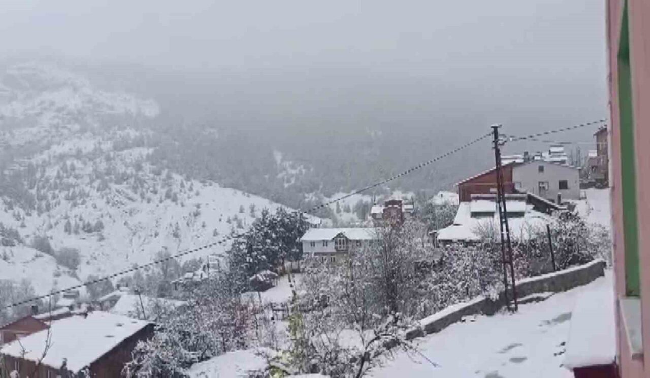 Sivas'ın yüksek kesimlerinde kar yağışı etkili oldu. Koyulhisar'da sabah karla