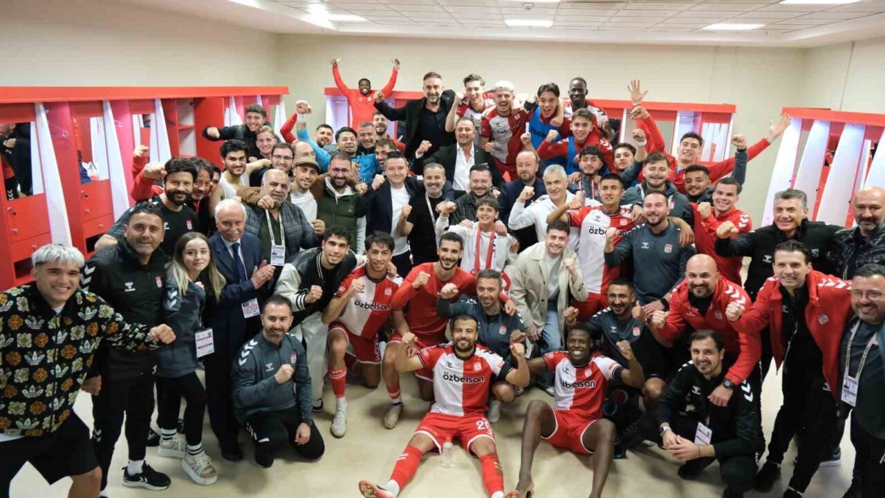 Sivasspor, Manisa FK’yı Yenerek Soyunma Odasında Galibiyet Pozu Verdi