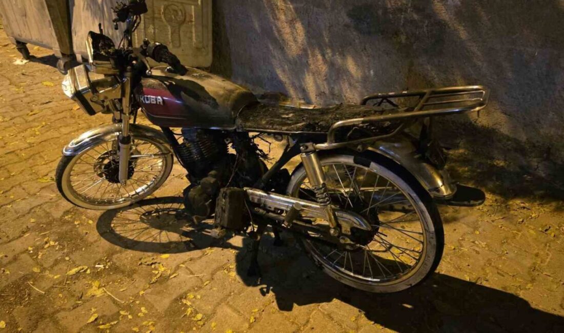 Şanlıurfa'nın Siverek ilçesinde, Ofis Mahallesi'nde bir apartmanın girişinde park halindeki