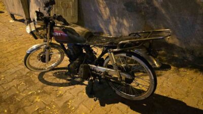 Şanlıurfa'nın Siverek ilçesinde, Ofis Mahallesi'nde bir apartmanın girişinde park halindeki