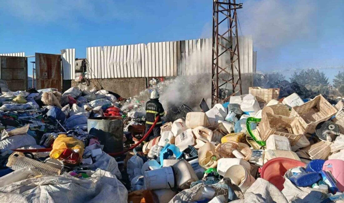 Şanlıurfa'nın Siverek ilçesinde bir hurdacıda çıkan yangın, itfaiye ekiplerinin hızlı