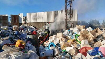 Şanlıurfa'nın Siverek ilçesinde bir hurdacıda çıkan yangın, itfaiye ekiplerinin hızlı