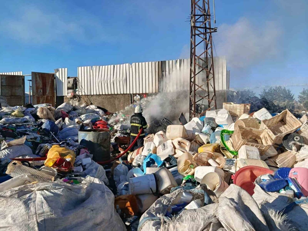 Siverek’teki Hurdacıda Meydana Gelen Yangın, İtfaiye Ekiplerinin Hızlı Müdahalesi ile Kontrol Altına Alındı