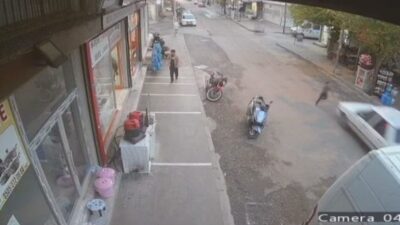 Şanlıurfa'nın Siverek ilçesinde, bir çocuğun yolun karşısına geçmeye çalışırken otomobilin