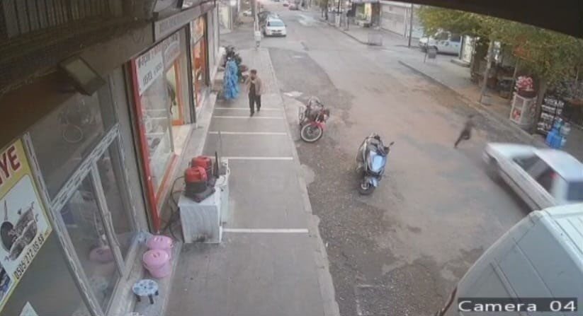 Şanlıurfa'nın Siverek ilçesinde, bir çocuğun yolun karşısına geçmeye çalışırken otomobilin