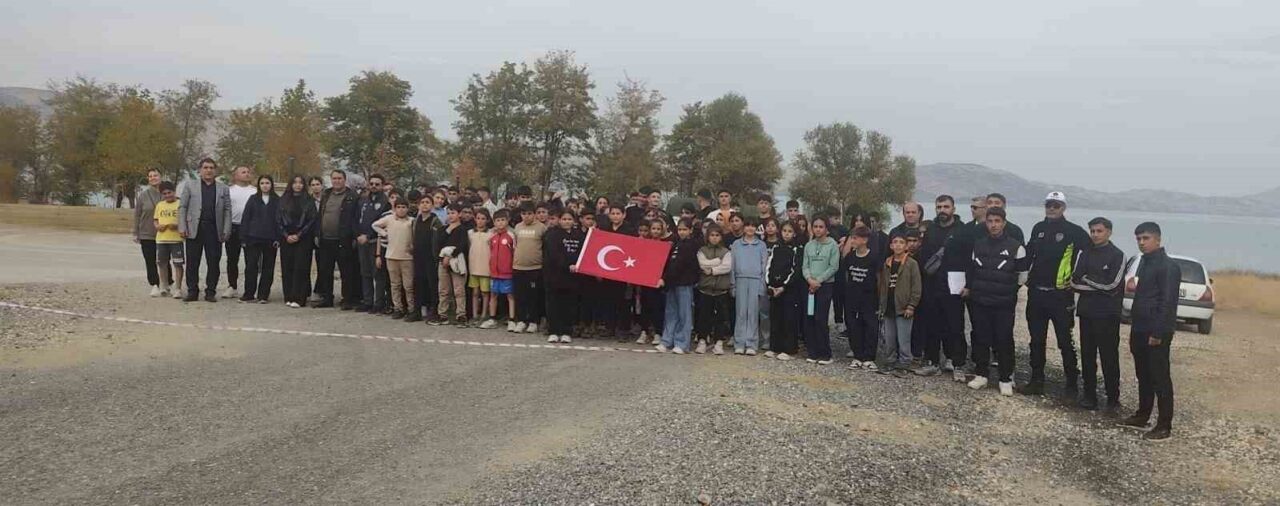 Sivrice'de düzenlenen "Atatürk ve Gençlik Koşusu", öğrenci ve öğretmenlerin yoğun