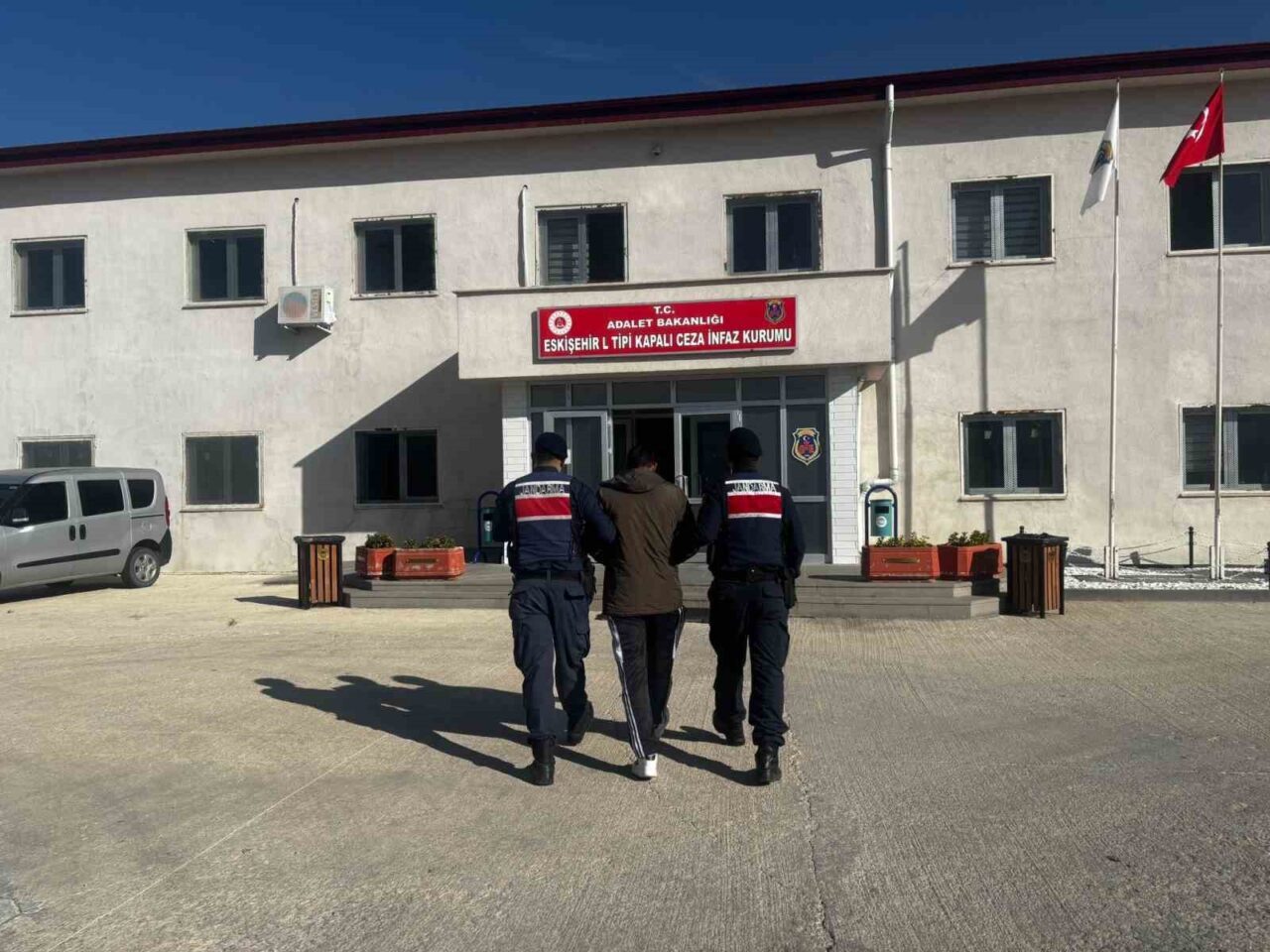 Eskişehir'in Sivrihisar ilçesinde çalınan 13 kuzunun şüphelileri, jandarma tarafından yakalandı.