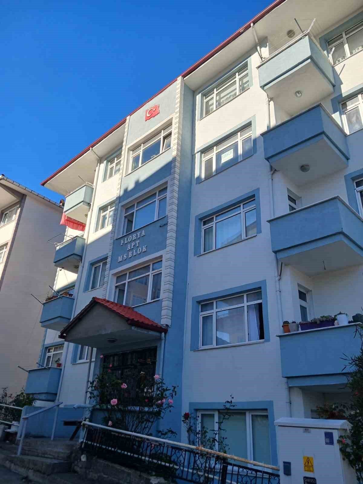 Zonguldak'ın Alaplı ilçesinde bir apartmanda, balkonuna bırakılan pelet soba külü
