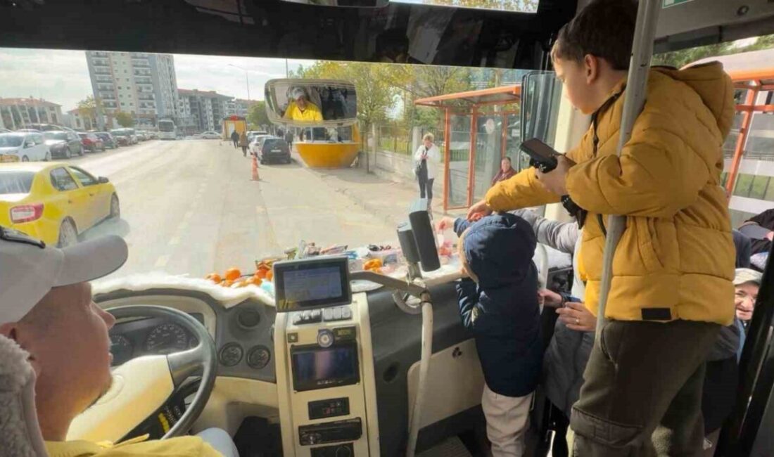 Edirne’deki minibüs şoföründen yolculara meyve ve şekerleme ikramı Edirne'deki minibüs şoförü Mesut Coşkun, yolcularına meyve ve şekerleme ikram