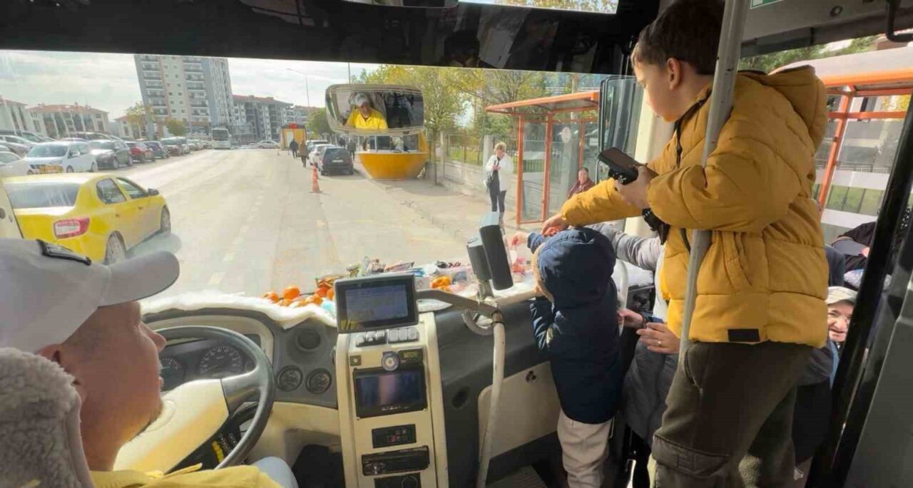 Edirne'deki minibüs şoförü Mesut Coşkun, yolcularına meyve ve şekerleme ikram