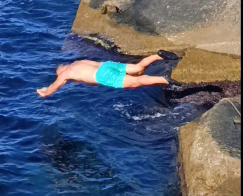 Zonguldak’ta Soğuk Hava Hiç Umursanmadan Denize Giren Bir Kişi Şaşkınlık Yarattı Zonguldak'ta soğuk havaya rağmen denize giren bir kişi, liman arkasında