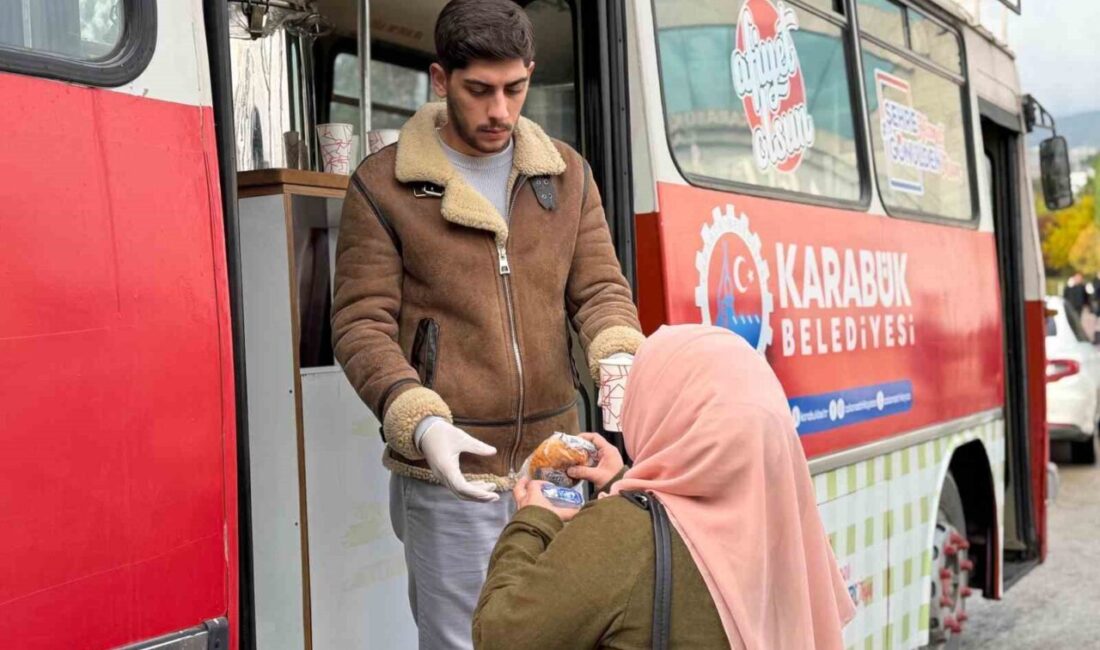 Karabük Belediyesi, kış aylarında vatandaşlara sıcak çorba ikramını sürdürüyor. Her