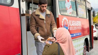 Karabük Belediyesi, kış aylarında vatandaşlara sıcak çorba ikramını sürdürüyor. Her