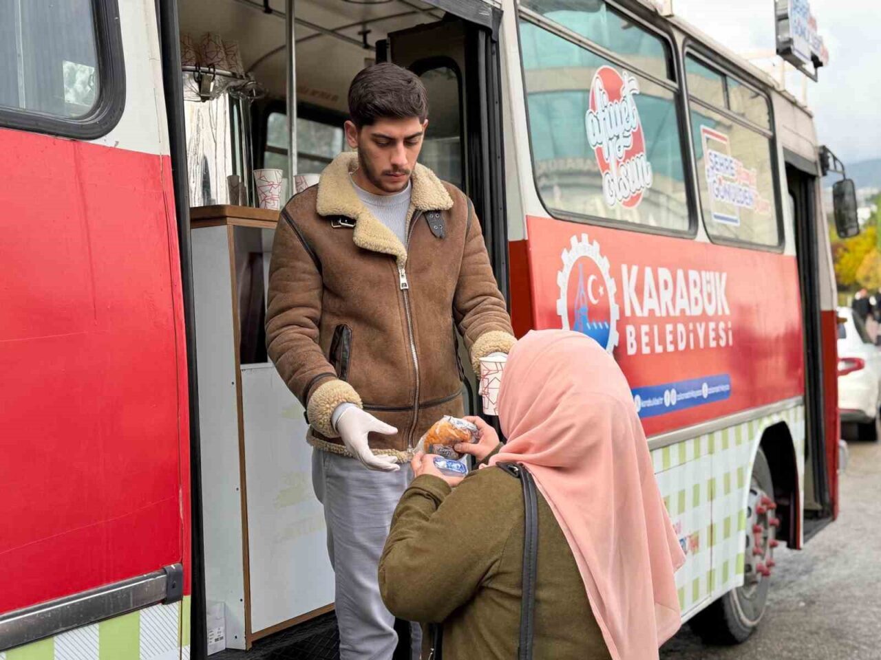 Karabük Belediyesi, Kış Aylarında Vatandaşlara Sıcak Çorba İkramına Devam Ediyor