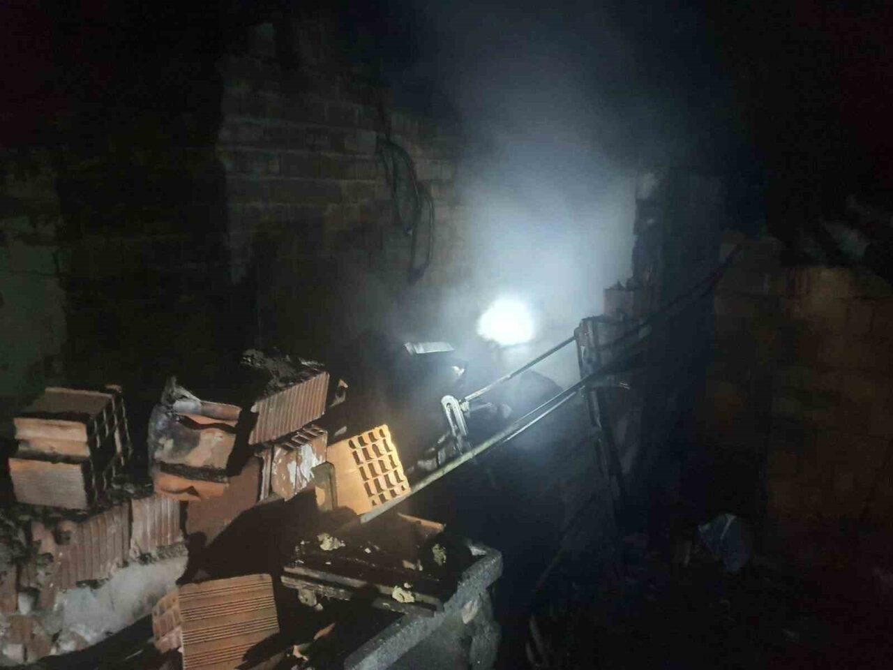 Söğüt’te metruk bir evde çıkan yangın, itfaiye ekiplerinin hızlı müdahalesi sayesinde söndürüldü Bilecik'in Söğüt ilçesindeki Çaltı köyünde, Vedat Ç.'ye ait terkedilmiş bir