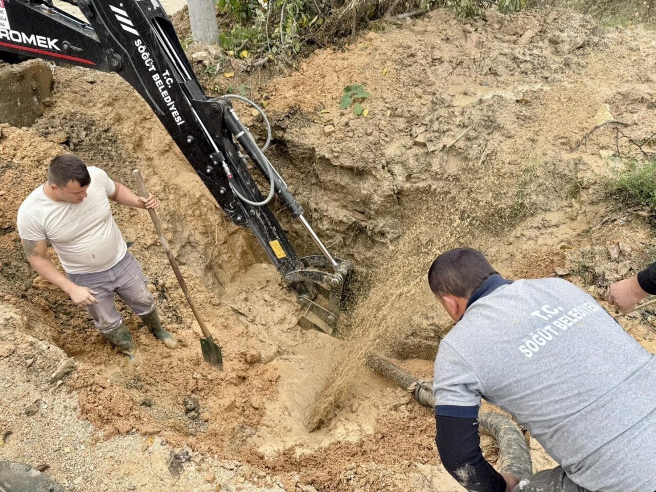Bilecik'in Söğüt ilçesinde içme suyu şebekesinde oluşan arıza nedeniyle su