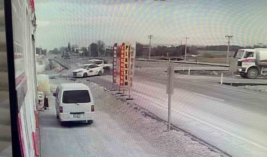 Eskişehir’de Araçların Çarpışması Güvenlik Kamerasına Yansıdı Eskişehir'in Gündoğdu Mahallesi'nde bir otomobil, Alpu yolundan Kanalyolu Sokağa dönüş