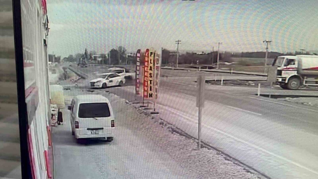 Eskişehir'in Gündoğdu Mahallesi'nde bir otomobil, Alpu yolundan Kanalyolu Sokağa dönüş