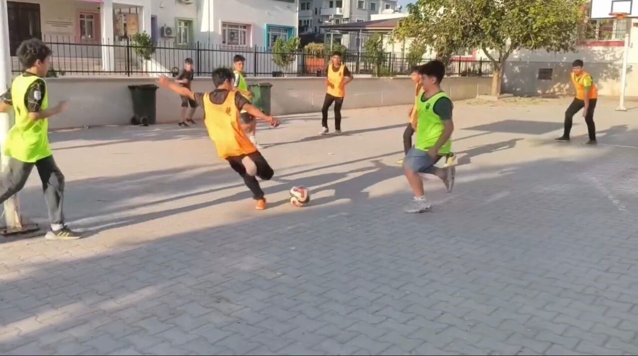 Osmaniye'de sokakta futbol oynayan çocuklar, mahallelerinin adını taşıyan Raufbeyspor takımı