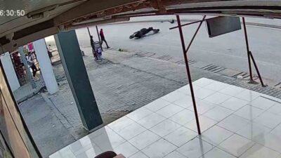 Hatay'da sokak köpeğine çarparak yaralanan motosiklet sürücüsü, kaza sonrası metrelerce