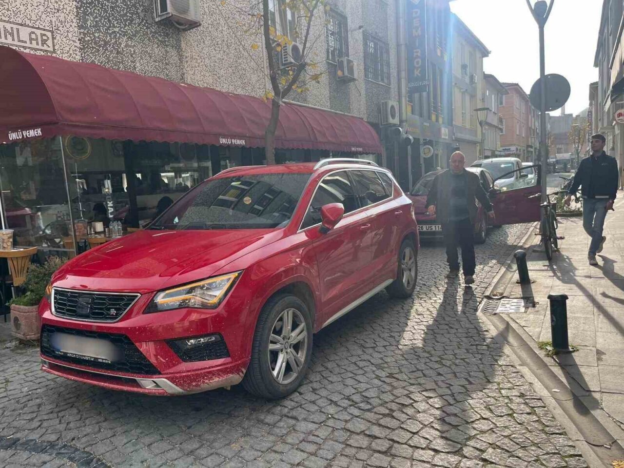 Eskişehir'in İstiklal Mahallesi'nde bir sürücü, dörtlü ikaz lambalarını yakarak otomobilini
