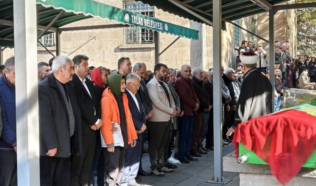 Kayseri'nin Melikgazi ilçesinde Ebru Kekilli (36), A.A. tarafından sokakta tüfekle