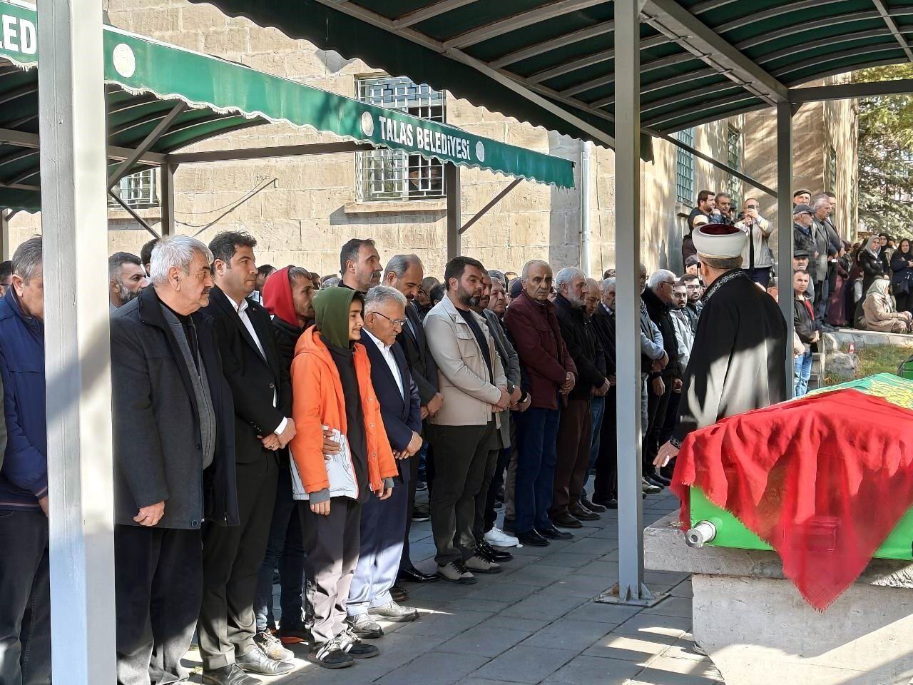 Kayseri'nin Melikgazi ilçesinde Ebru Kekilli (36), A.A. tarafından sokakta tüfekle