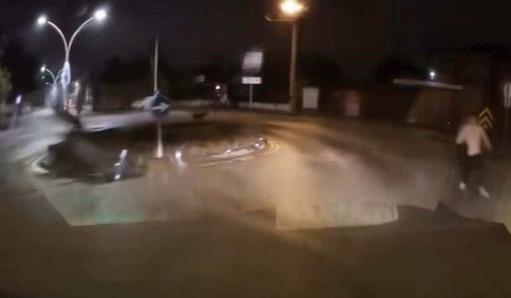 Bolu’da Sürücü, Köpeklerden Kaçan Genç İçin Anında Müdahale Ederek Kurtardı Bolu'nun Paşaköy Mahallesi'nde, Mert Gözüaçık, sokak köpeklerinin kovaladığı bir genci