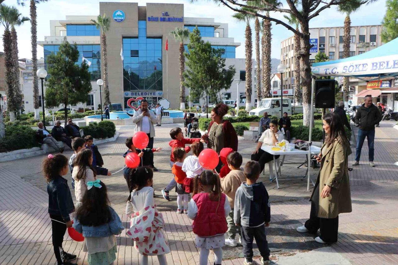 Söke Belediye Meydanı, "Çocuklar Gülümsesin Derneği" tarafından düzenlenen Hülya Toprak'ın