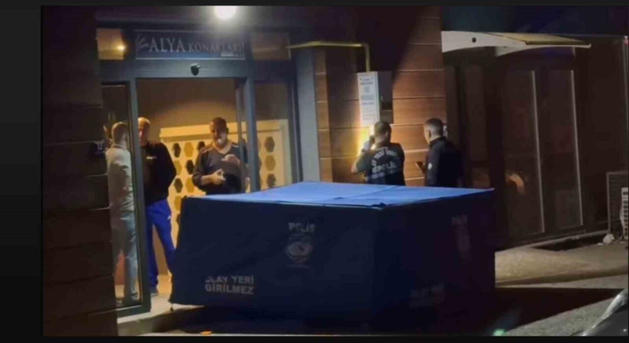 Söke ilçesinde ambalaj işletmesi sahibi Faruk Ateş, evinin önünde kimliği