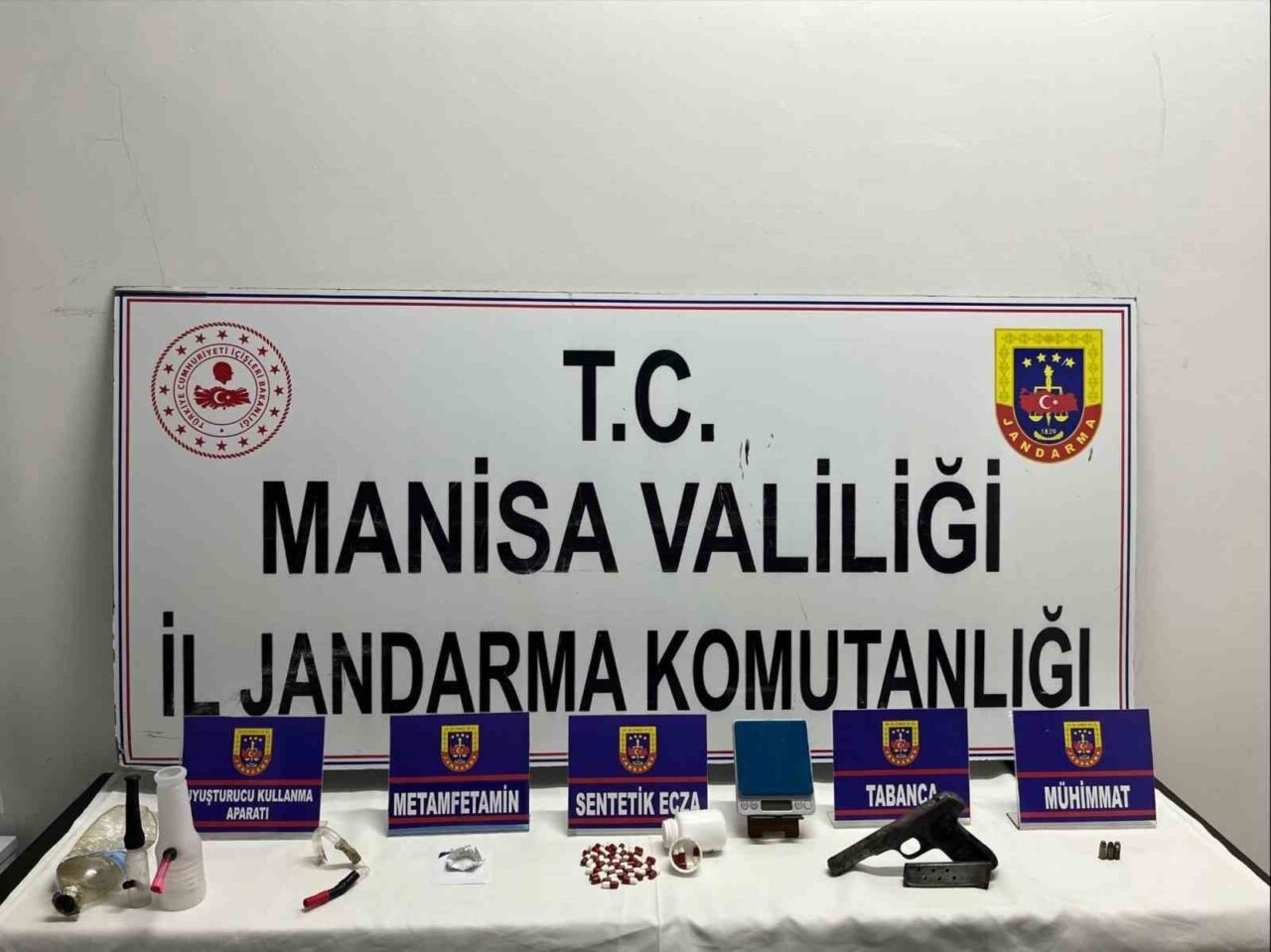 Manisa’nın Soma ilçesinde jandarma ekipleri, 26 yaşındaki Ö.F.A.'nın evine düzenlenen