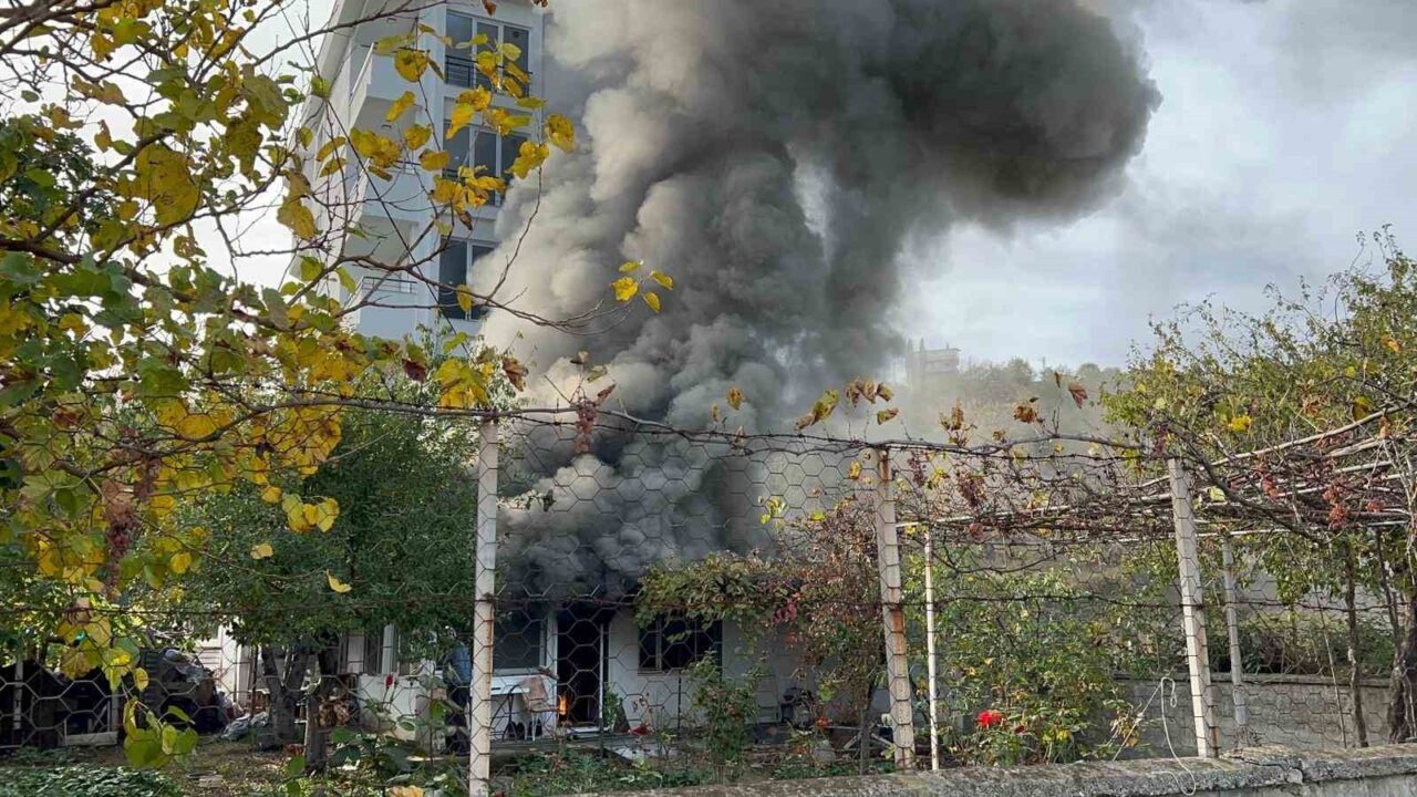 Samsun'un Atakum ilçesindeki bir ev, emekli öğretmen Recep Ağır'ın yaktığı