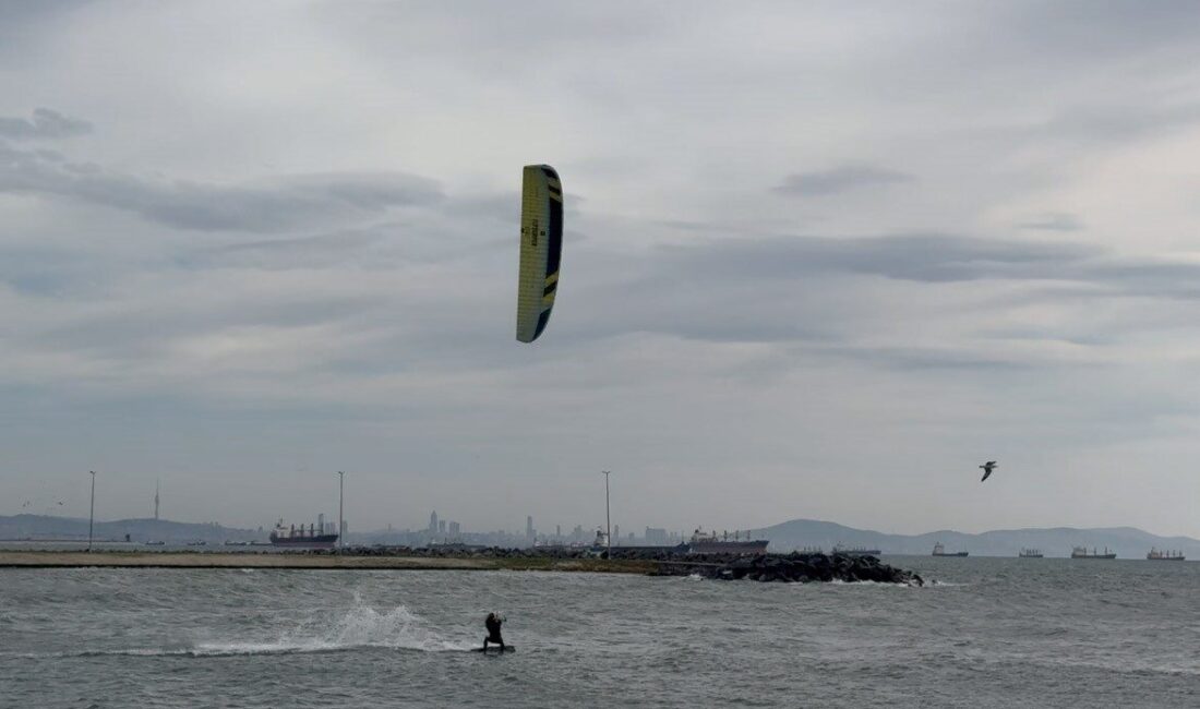 İstanbul'da etkili olan lodos, sörf meraklılarına keyifli anlar sundu. Bakırköy