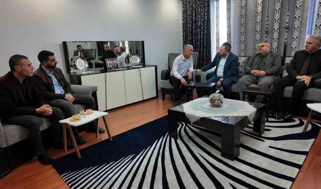 Turan Geyik, 40 Yıllık Eğitim Hayatında Yetiştirdiği Öğrencilerle Öğretmenler Günü’nü Kutladı Siirt'te 40 yılı aşkın öğretmenlik yapan Turan Geyik, eski öğrencileri