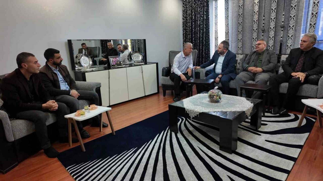 Siirt'te 40 yılı aşkın öğretmenlik yapan Turan Geyik, eski öğrencileri