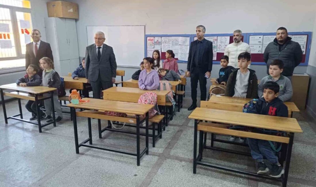 Manisa'nın Alaşehir ilçesinde bir veli, Yıldırım Beyazıt İlkokulu-Ortaokulu'nun bakım ihtiyacını