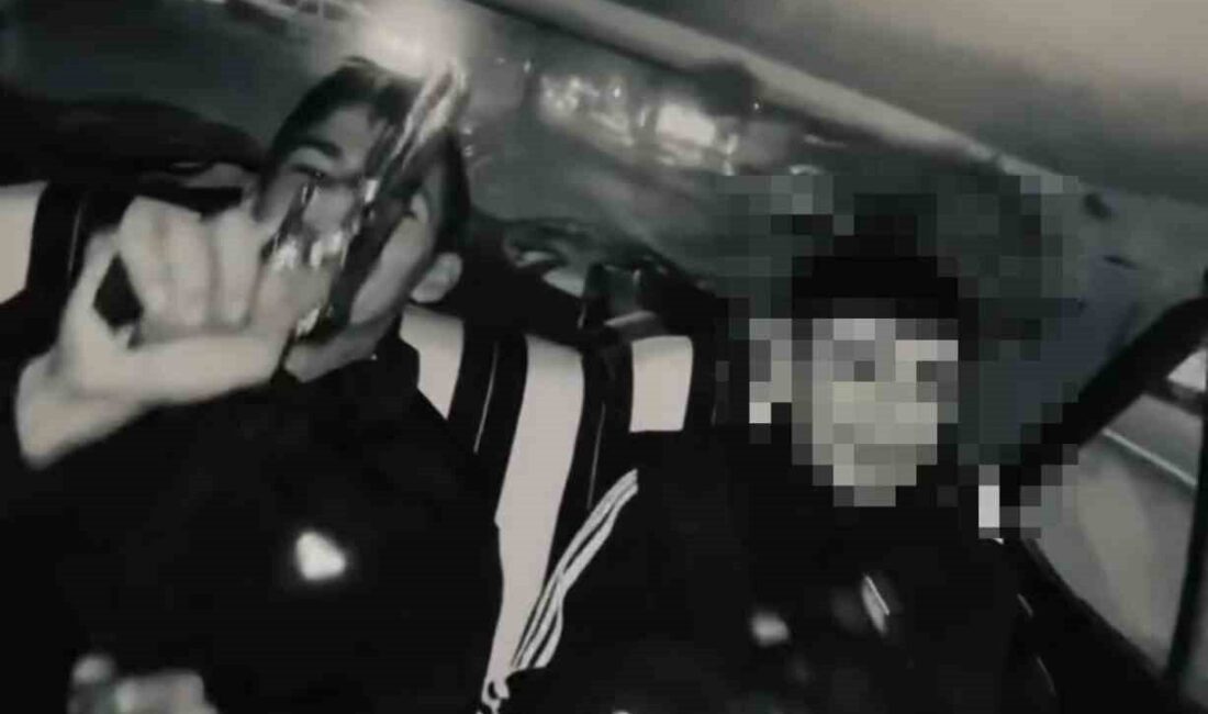 Kahramanmaraş'ın Onikişubat ilçesinde, 17-18 yaşlarındaki gençlerin araç içinde silah gösterdiği