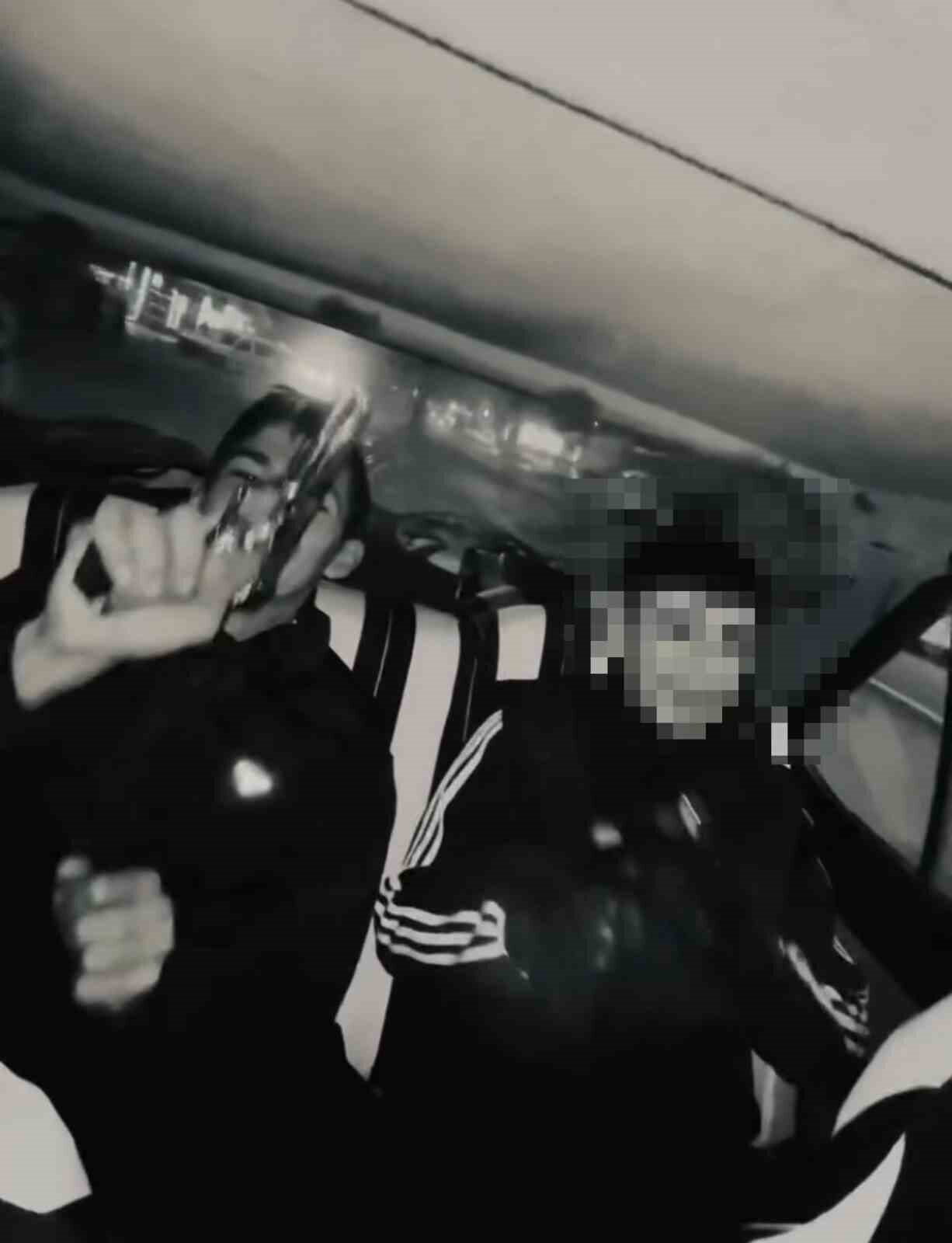 Kahramanmaraş'ın Onikişubat ilçesinde, 17-18 yaşlarındaki gençlerin araç içinde silah gösterdiği