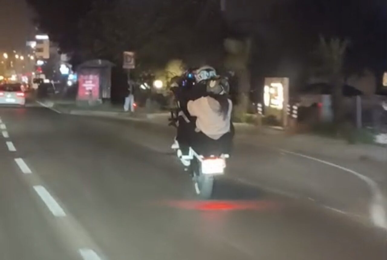 Samsun'da trafik güvenliğini tehlikeye atan bir motosiklet sürücüsüne, sosyal medyada