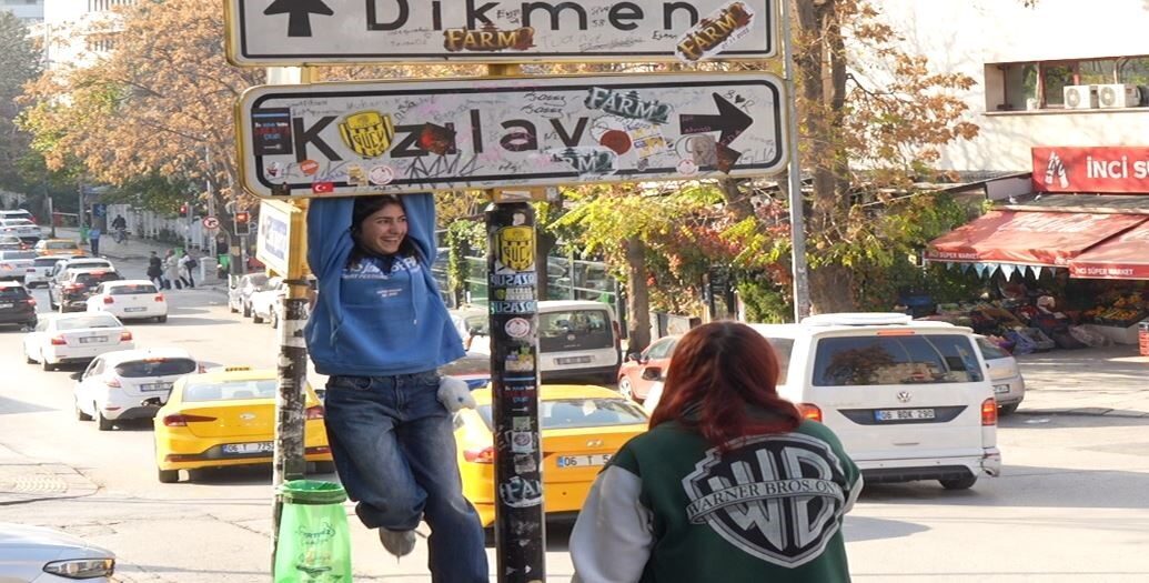 Ankara'da, geri monte edilen Kızılay tabelası, sticker ve yazılarla kirletildi.