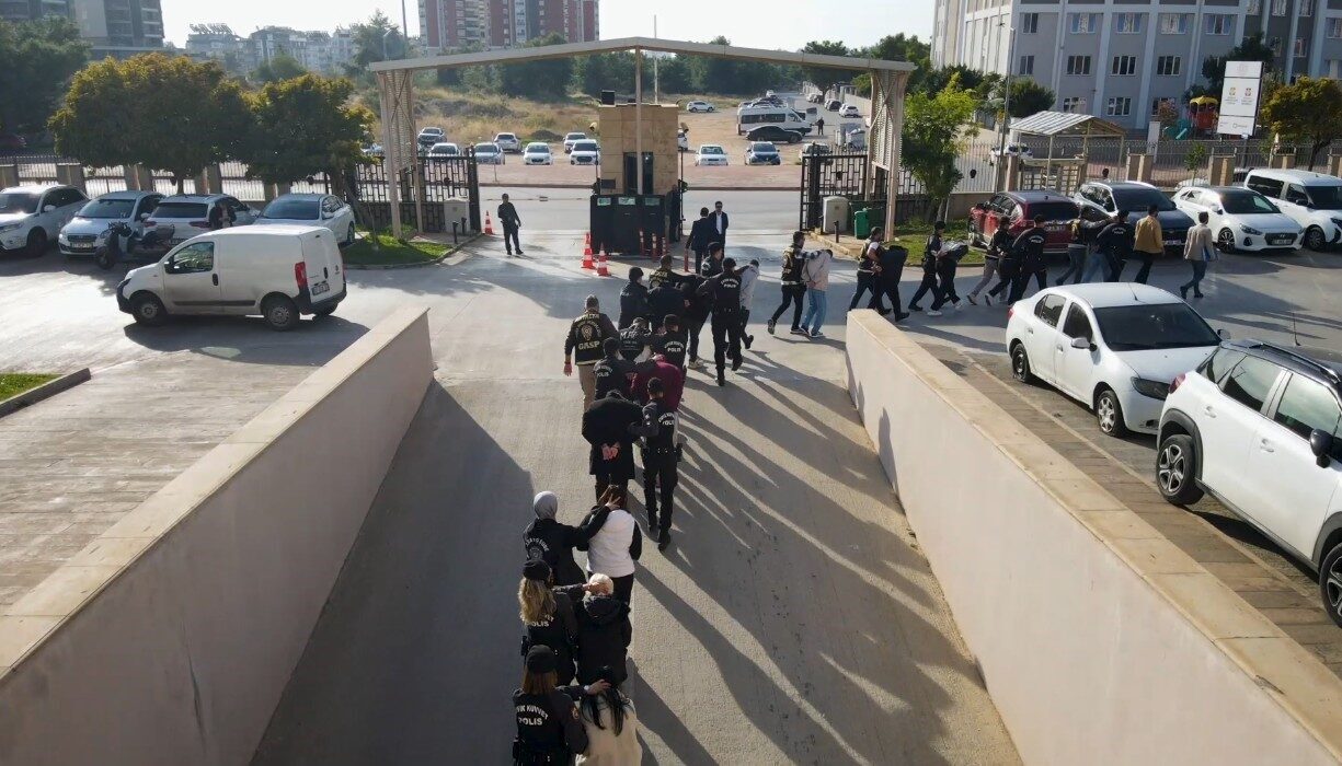 Antalya'da bir eğlence mekanında sahte kadın profilleriyle erkekleri tuzağa düşürüp