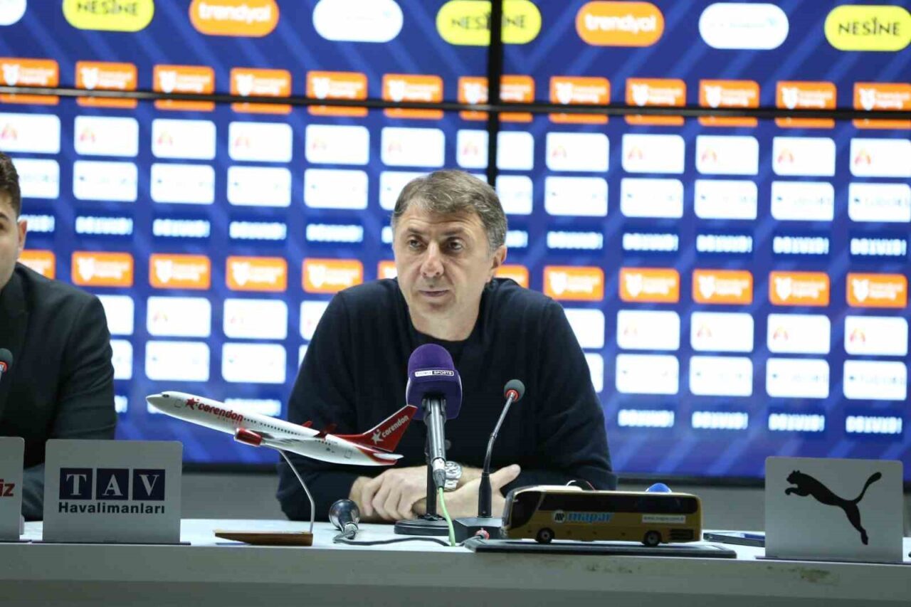 Kasımpaşa Teknik Direktörü Şota Arveladze, Corendon Alanyaspor'u 2-1 yenerek 4