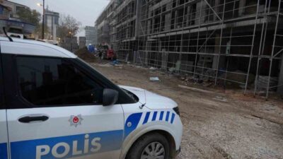 Malatya'da bir şantiyede demir profil kesimi yapan işçi, spiral makinesiyle