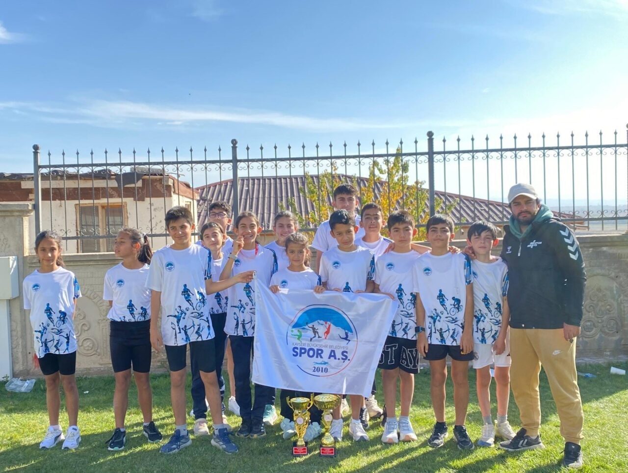 Niğde'de düzenlenen Eşref Aydın Bölgesel Kros Ligi Yarışmaları'nda Kayseri Büyükşehir